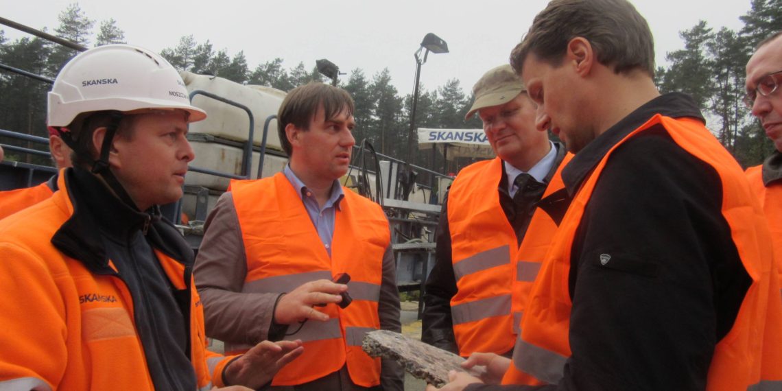 Przemyslaw Moszczak (Skanska Polska), Taavi Tõnts (Maanteeamet), Kaupo Sirk (Maanteeamet), Veikko Vapper (Lemminkäinen Eesti) ja Erkki Suurorg (Nordecon) Via Baltica betoontee ehitusel, Wyszkow-Poreba lõigul.