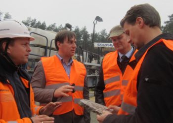 Przemyslaw Moszczak (Skanska Polska), Taavi Tõnts (Maanteeamet), Kaupo Sirk (Maanteeamet), Veikko Vapper (Lemminkäinen Eesti) ja Erkki Suurorg (Nordecon) Via Baltica betoontee ehitusel, Wyszkow-Poreba lõigul.