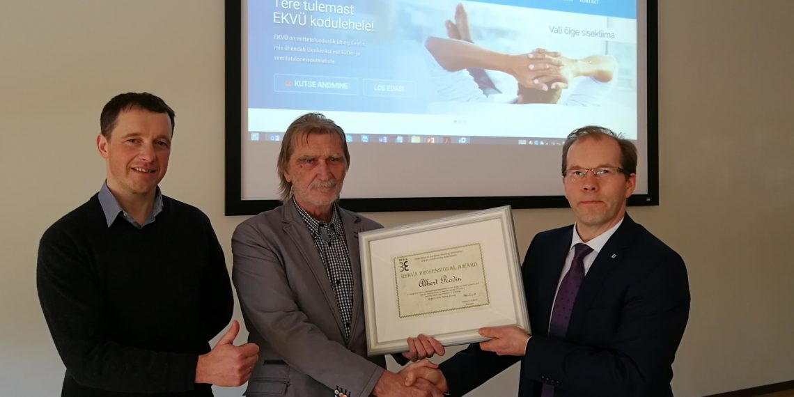 Albert Rodin (keskel) tunnustust vastu võtmas.