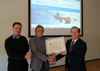 Albert Rodin (keskel) tunnustust vastu võtmas.