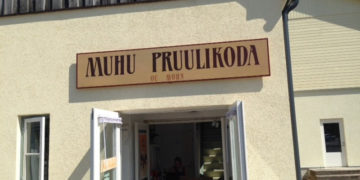 SRIK koolitaja Inara Tõugjas käistsi maalitud siltidest. Foto: Inara Tõugjas