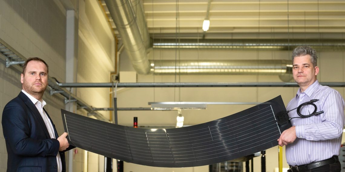Painduvad ja paindlikud päikesepaneelid. Mart Toomet ja Ander Pukk uudistoodet näitamas. Foto: Raul Mee