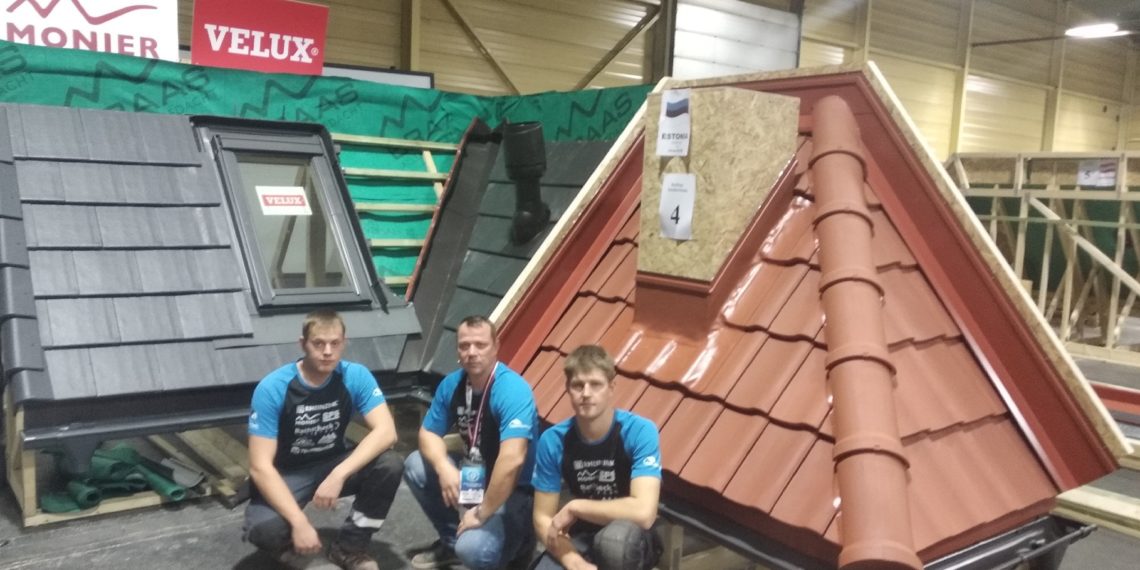 Kaldkatuseehitaja kutseeksami sooritanud Ingemar Osi, Vaiko Ülejõe ning Tanel Plakso firmast Katusepartner katusemeistrite MM-l Riias. Foto: Peeter Kärp