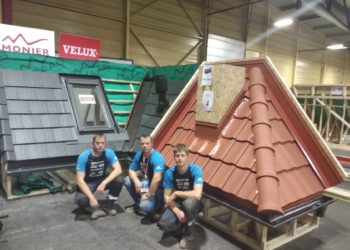 Kaldkatuseehitaja kutseeksami sooritanud Ingemar Osi, Vaiko Ülejõe ning Tanel Plakso firmast Katusepartner katusemeistrite MM-l Riias. Foto: Peeter Kärp