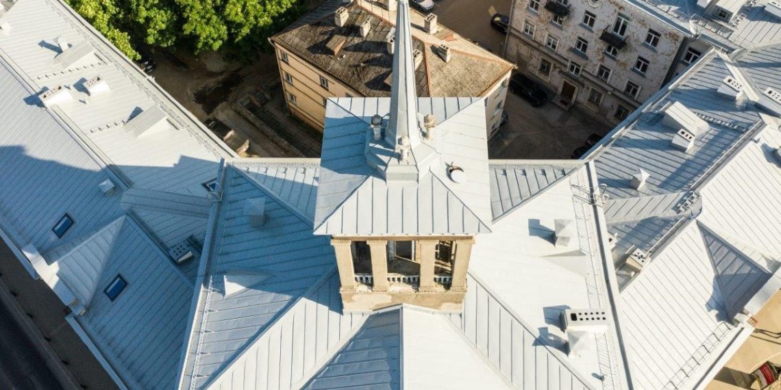 Aasta katus kandidaat. Tartu mnt 24 korterelamu. Katuseehitaja Toode AS. Katuse-materjal SSAB (Swedish Steel) tsingitud terasplekk Tinsmith Pro.