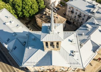 Aasta katus kandidaat. Tartu mnt 24 korterelamu. Katuseehitaja Toode AS. Katuse-materjal SSAB (Swedish Steel) tsingitud terasplekk Tinsmith Pro.