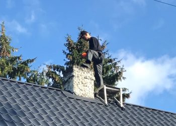 RenoRe OÜ renoveerimas õhupallivormi meetodil tulekindla seguga kivikorstnaid. Foto: erakogu