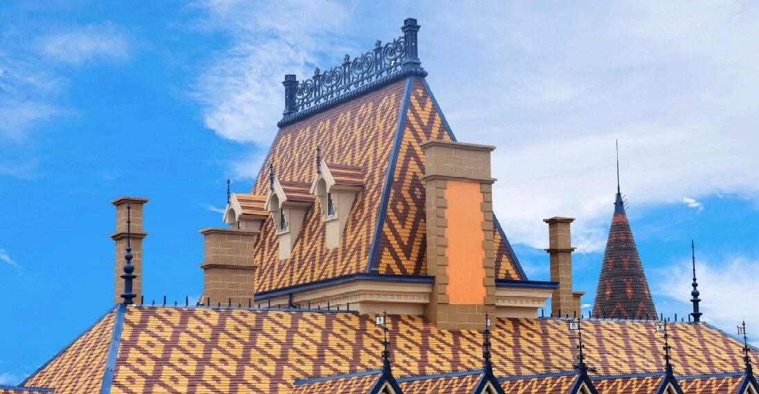 Maailma parimad katused, kaldkatuste parim: Jingmen Dunhuang Chateau glasuuritud piibrisabakatusekividest mosaiikkatus.