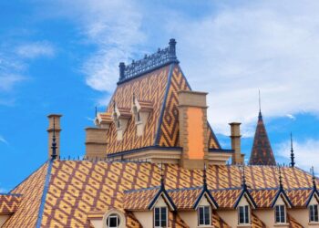 Maailma parimad katused, kaldkatuste parim: Jingmen Dunhuang Chateau glasuuritud piibrisabakatusekividest mosaiikkatus.