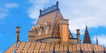Maailma parimad katused, kaldkatuste parim: Jingmen Dunhuang Chateau glasuuritud piibrisabakatusekividest mosaiikkatus.