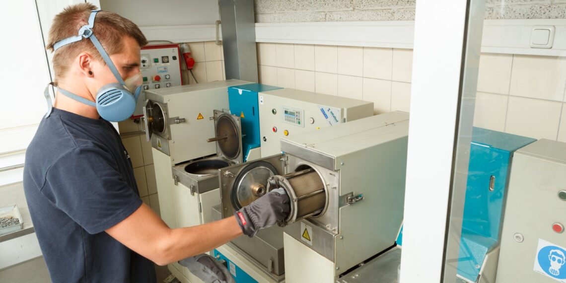 Proovivõtt materjalide hindamiseks olgu korrektne. Segu kvaliteedi hindamine on täppistöö. Foto: Teede Tehnokeskus AS