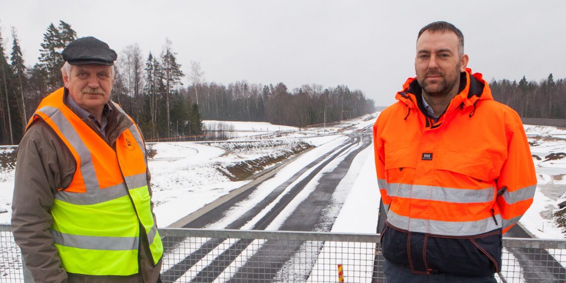 Maanteeametist Janar Tükk ja Lembit-Alo Kippar koordineerivad Kose–Võõbu tee-ehitust Tallinna-Tartu maanteel. Foto: Julia-Maria Linna
