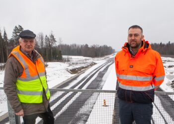 Maanteeametist Janar Tükk ja Lembit-Alo Kippar koordineerivad Kose–Võõbu tee-ehitust Tallinna-Tartu maanteel. Foto: Julia-Maria Linna
