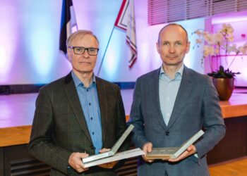 Aadu Lassi nimelised auhinnad jagatud. Koit Tsefels ja Märt Puust auhinda vastu võtmas. Foto: Maanteeamet