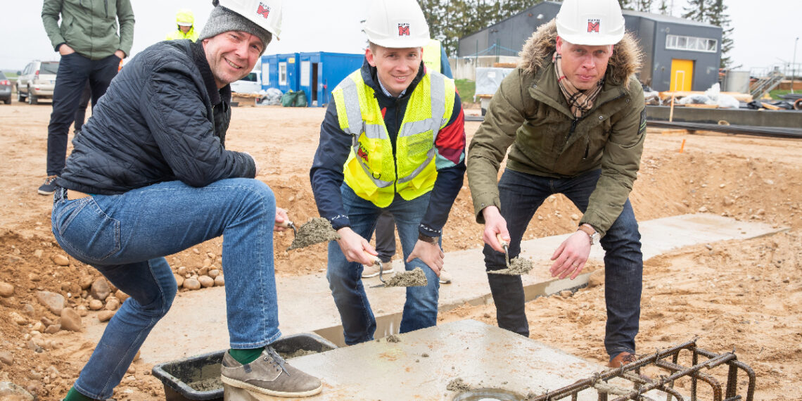 Piimatööstuse biogaasijaam saadab põlevkiviõli minevikku. Ago Teder, Estover Piimatööstuse juhatuse esimees, Tarmo Roos, Mapri Ehituse tegevjuht, Hannes Prits, Estover Piimatööstuse tegevjuht. Foto: Mapri Ehitus