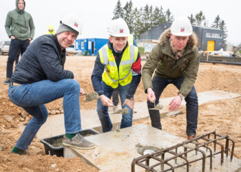 Piimatööstuse biogaasijaam saadab põlevkiviõli minevikku. Ago Teder, Estover Piimatööstuse juhatuse esimees, Tarmo Roos, Mapri Ehituse tegevjuht, Hannes Prits, Estover Piimatööstuse tegevjuht. Foto: Mapri Ehitus