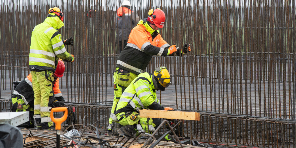Ehitusettevõtted ehitasid 2025. aasta neljandas kvartalis 1,1 miljardi euro eest, mida oli 2024. aasta neljanda kvartaliga võrreldes 7% vähem. Hooneid ehitati kümnendiku ja rajatisi 1,4% võrra vähem.