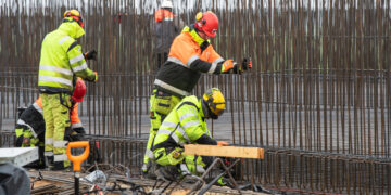 Ehitusettevõtted ehitasid 2025. aasta neljandas kvartalis 1,1 miljardi euro eest, mida oli 2024. aasta neljanda kvartaliga võrreldes 7% vähem. Hooneid ehitati kümnendiku ja rajatisi 1,4% võrra vähem.