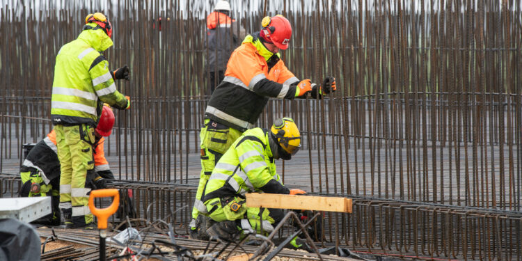 Ehitusettevõtted ehitasid 2025. aasta neljandas kvartalis 1,1 miljardi euro eest, mida oli 2024. aasta neljanda kvartaliga võrreldes 7% vähem. Hooneid ehitati kümnendiku ja rajatisi 1,4% võrra vähem.