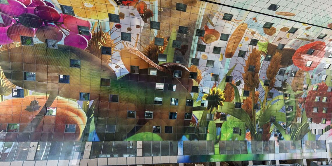 JUNGi veebiseminar ja Le Corbusier värviteooria. Pildil Rotterdami turuhoone, mille seina kaunistab 11 000 ruutmeetril Arno Coeneni kunstiteos „Hoorn des Overvloeds”.