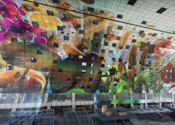 JUNGi veebiseminar ja Le Corbusier värviteooria. Pildil Rotterdami turuhoone, mille seina kaunistab 11 000 ruutmeetril Arno Coeneni kunstiteos „Hoorn des Overvloeds”.