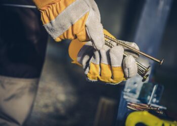 Kivistunud betooni paigaldatavad kinnitid. Terminivara rubriik. Foto: Shutterstock