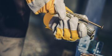 Kivistunud betooni paigaldatavad kinnitid. Terminivara rubriik. Foto: Shutterstock