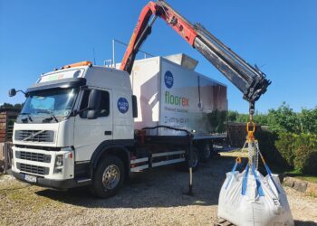 Betoonpõrandate tasanamine. Betoonpõrandate ületasandamine. Kiilto ja Floorex pakuvad ehitusobjektile kohale tuleva veoauto näol kiiret ja mugavat mobiilse pumpamissüsteemiteenust betoonpõrandate tasandamiseks. Kuivsegu on kaasas „big bag“ pakendites ja tekitab nii minimaalselt jäätmeid.