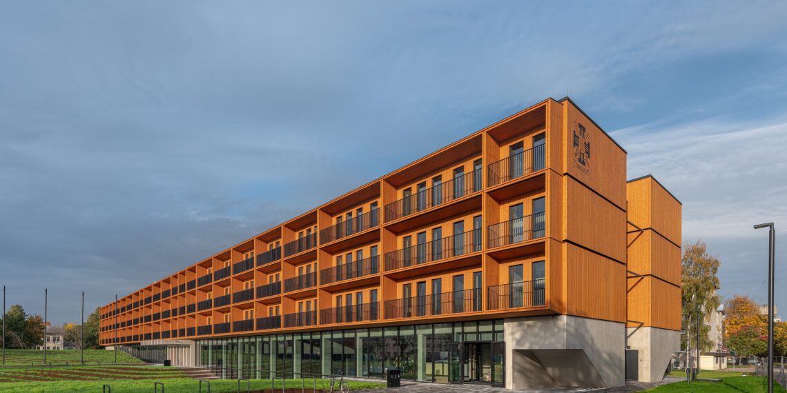Kolm puidust majutuskorrust on lahendus, mida avaliku puithoone juures ei ole Eestis senini kasutatud. Narva õppekeskuse hoone. Foto: Tõnu Tunnel