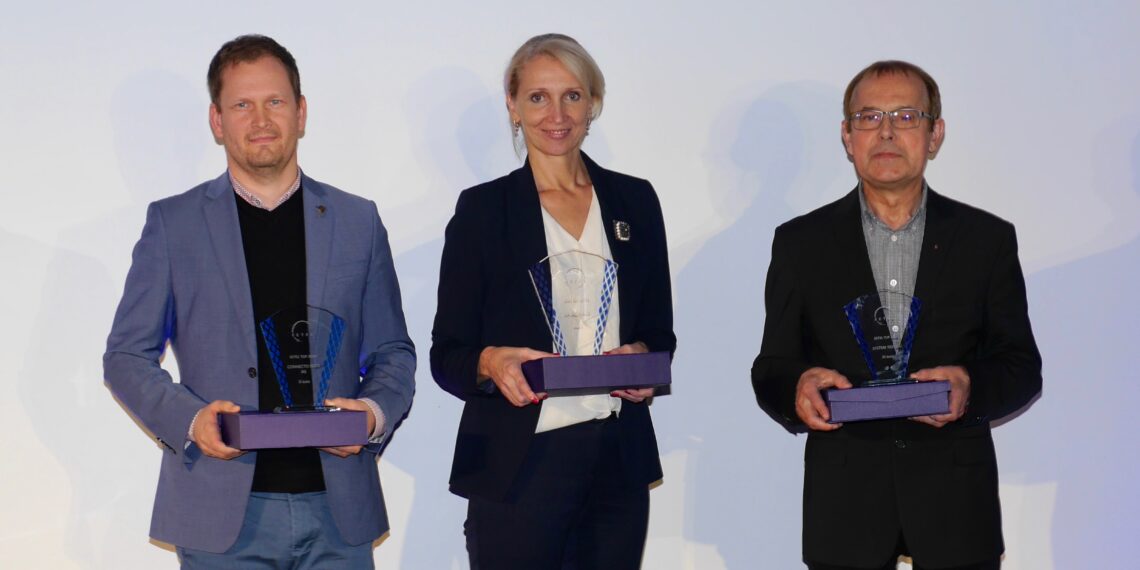 Elektrivaldkonna parimad on Glamox, Connecto Eesti ja SystemTest. Janek Sulev (Connecto Eesti juhatuse liige), Virve Jõgeva (Glamoxi juhatuse esimees) ja Urmas Paisnik (SystemTesti tegevjuht). Foto: EETEL