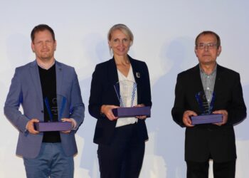 Elektrivaldkonna parimad on Glamox, Connecto Eesti ja SystemTest. Janek Sulev (Connecto Eesti juhatuse liige), Virve Jõgeva (Glamoxi juhatuse esimees) ja Urmas Paisnik (SystemTesti tegevjuht). Foto: EETEL