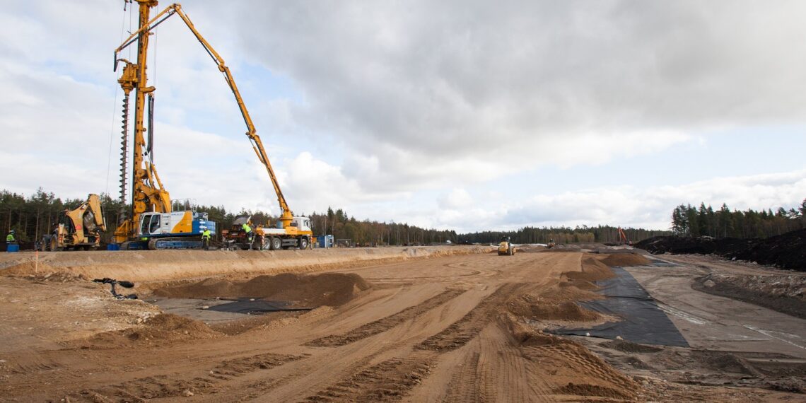 Võõbu-Mäo lõigul turbapinnasesse on tehtud seitse mass-stabiliseerimise katselõiku, novembri lõpuks on selge, kas see tehnoloogia on uuel teelõigul kasutatav. Foto: Julia-Maria Linna