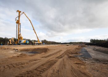 Võõbu-Mäo lõigul turbapinnasesse on tehtud seitse mass-stabiliseerimise katselõiku, novembri lõpuks on selge, kas see tehnoloogia on uuel teelõigul kasutatav. Foto: Julia-Maria Linna