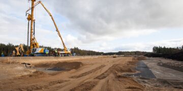 Võõbu-Mäo lõigul turbapinnasesse on tehtud seitse mass-stabiliseerimise katselõiku, novembri lõpuks on selge, kas see tehnoloogia on uuel teelõigul kasutatav. Foto: Julia-Maria Linna