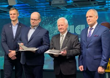 Aadu Lassi 2020 auhinnad jagatud. Maanteeameti peadirektori kohusetäitja Raido Randmaa (vasakult), Anti Palmi, Raimo Unt ja Eesti Asfaldiliidu juhatuse esimees Sven Pertens. Foto: Asfaldiliit