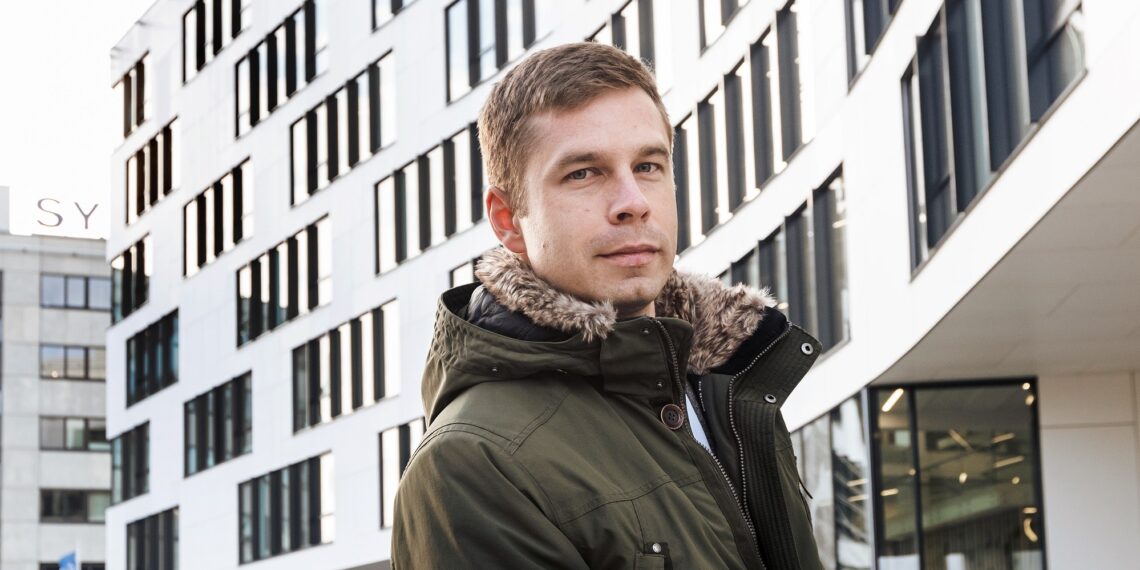 Joonas Matteus ütleb, et kevadine koroonapandeemia tähendas uutmoodi väljakutset ka ehituse projektijuhile – töö tuli korraldada kolmes vahetuses ja nii, et ühel korrusel tegutsevad töömehed teiste korrustega kokku ei puutuks. Foto: Meeli Küttim