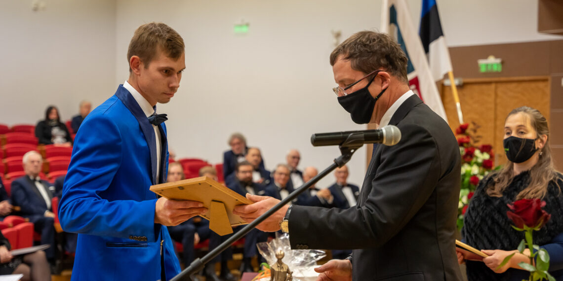 EMPL juhatuse liige Jüri Külvik annab Karel Mustrikule lõputöö „Tammest söögilaua tehnoloogia väljatöötamine“ eest üle EMPL preemia 2020. aasta parimale puidutöötlemise tehnoloogia rakenduskõrghariduse õppekava lõputööle. Foto: EMPL