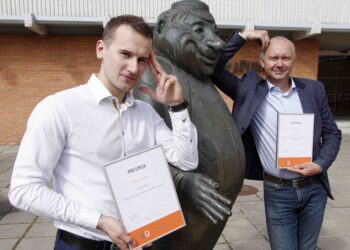 Eesti Betooniühingu 2020. aasta üliõpilaspreemia sai Aleksei Mahnatš Tallinna Tehnikaülikooli inseneriteaduskonna ehituse ja arhitektuuri instituudi magistritöö eest „Mikrosilika mõju betooni külmakindlusele”, paremal juhendaja lektor Tanel Tuisk. Betooniühing kuulutas välja 2021. aasta üliõpilastööde konkursi.