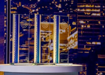 Digitaalehituse klastrer jagas 2020. aasta auhindu kolmes kategoorias: “Aasta tegu“, „Aasta panustaja“, „Aasta organisatsioon“. Auhinnatud pälvisid imekaunid Agnes Tormi loodud klaasist taiesed. Foto: Margus Johanson