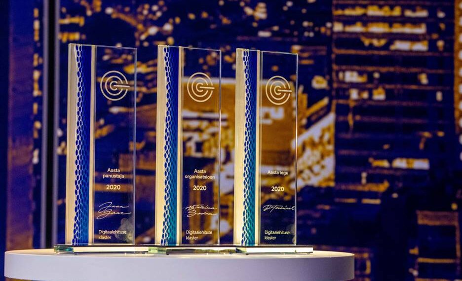Digitaalehituse klastrer jagas 2020. aasta auhindu kolmes kategoorias: “Aasta tegu“, „Aasta panustaja“, „Aasta organisatsioon“. Auhinnatud pälvisid imekaunid Agnes Tormi loodud klaasist taiesed. Foto: Margus Johanson