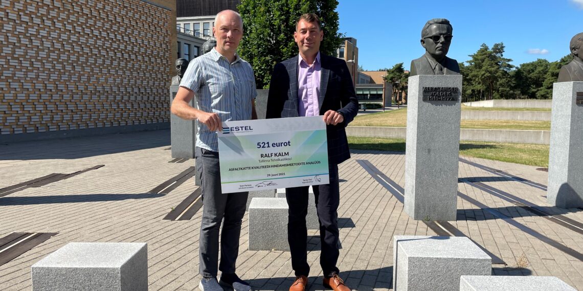 Teedeala parimad lõputööd valitud. Ralf Kalm auhinda vastu võtmas. Foto: ESTEL