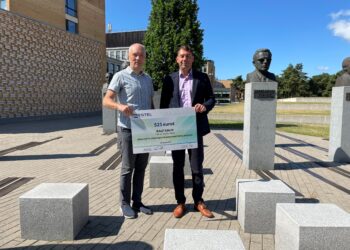 Teedeala parimad lõputööd valitud. Ralf Kalm auhinda vastu võtmas. Foto: ESTEL