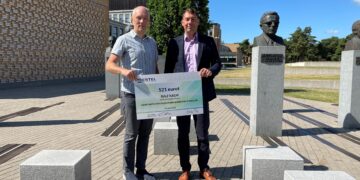 Teedeala parimad lõputööd valitud. Ralf Kalm auhinda vastu võtmas. Foto: ESTEL