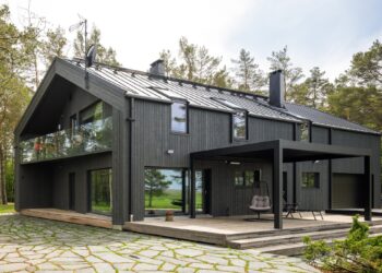 Aasta tehasemaja konkursil parim eramu kategooria magusaima autasu noppinud masintoodetud palkmaja valmistas Finnlog OÜ. Foto: Maris Tomba