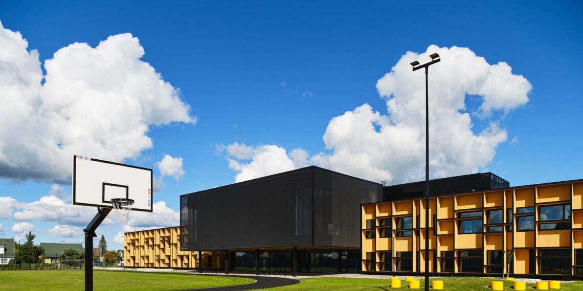 Saaremaa Gümnaasium. CLT-konstruktsioonil avalikud hooned ei ole Eestis veel laialt levinud, Saaremaa gümnaasium on õnnestunud näide. Foto: Tõnu Tunnel