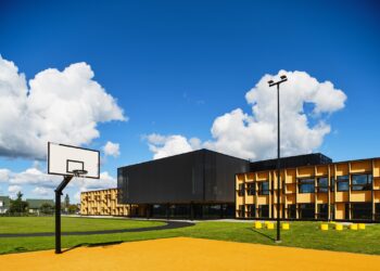 Saaremaa Gümnaasium. CLT-konstruktsioonil avalikud hooned ei ole Eestis veel laialt levinud, Saaremaa gümnaasium on õnnestunud näide. Foto: Tõnu Tunnel