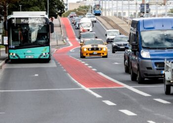 Vana Arhitekt on suvepuhkuselt tagasi pealinnas ja mis ta näeb - tänavatele on ilmunud keskerakondlikult linnavalitsuselt punased jooned! Foto: Scanpix / Rauno Volmar