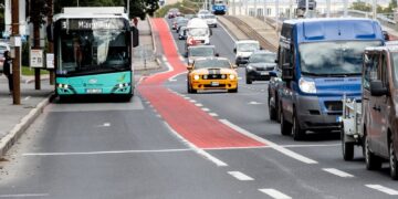 Vana Arhitekt on suvepuhkuselt tagasi pealinnas ja mis ta näeb - tänavatele on ilmunud keskerakondlikult linnavalitsuselt punased jooned! Foto: Scanpix / Rauno Volmar