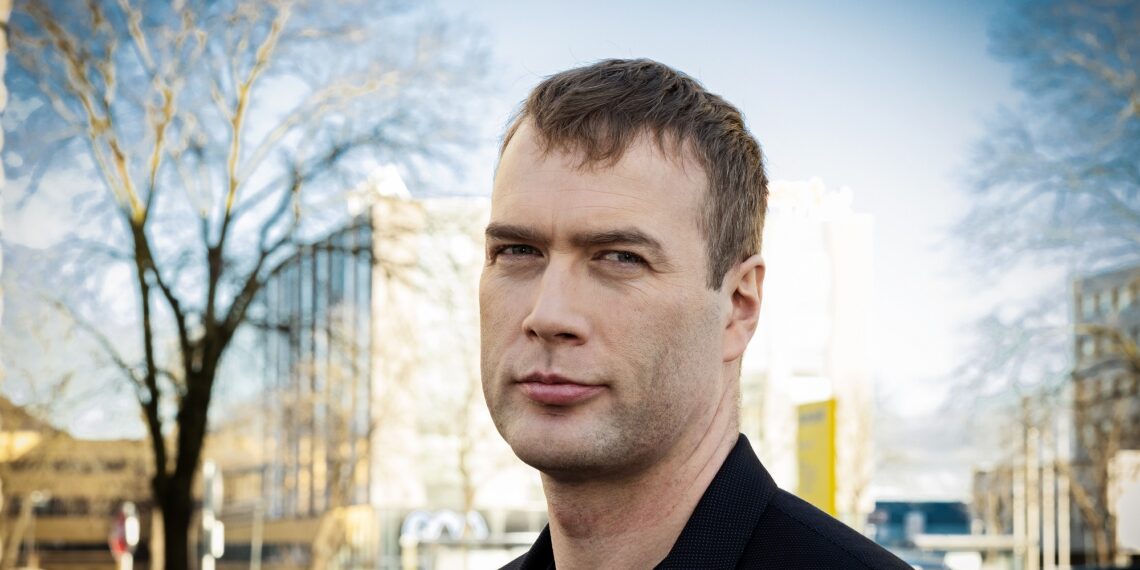 Uut tööd alustades tutvub Ahti Kala alustuseks projektiga põhjalikult, et leida üles võimalikud murekohad. Süvenemisvõime ja oskus hoida protsesse kontrolli all tõid talle ka aasta ehitaja tiitli. Foto: Meeli Küttim