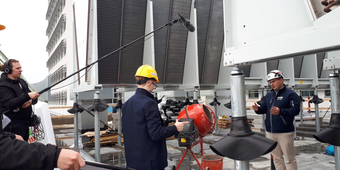 Noor ehitaja kampaania. Oliver Siitam Merko Ehitus Eesti AS-ist on intervjuud andmas ehitatava PERH-i uue korpuse katusel. Foto: Toomas Kään